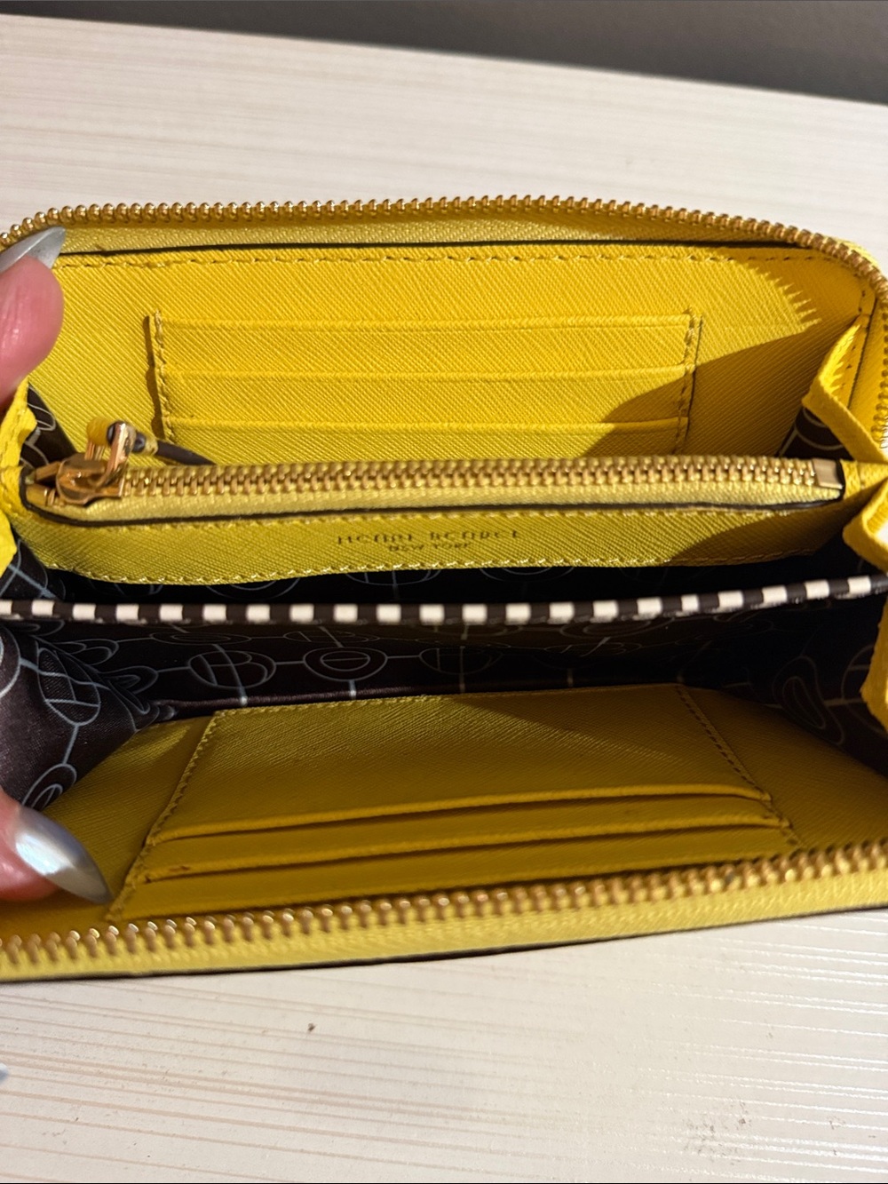 Henri Bendel West 57th wallet a zip-around closure and gold-tone hardware - Picture 8 of 10